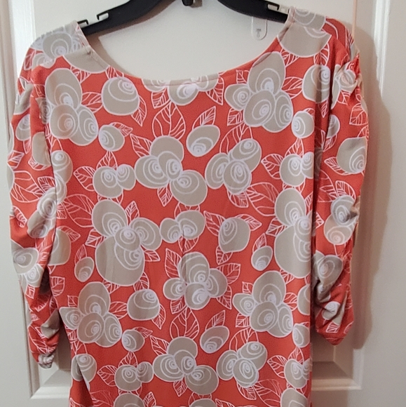 Floral coral fitting blouse - Picture 2 of 5